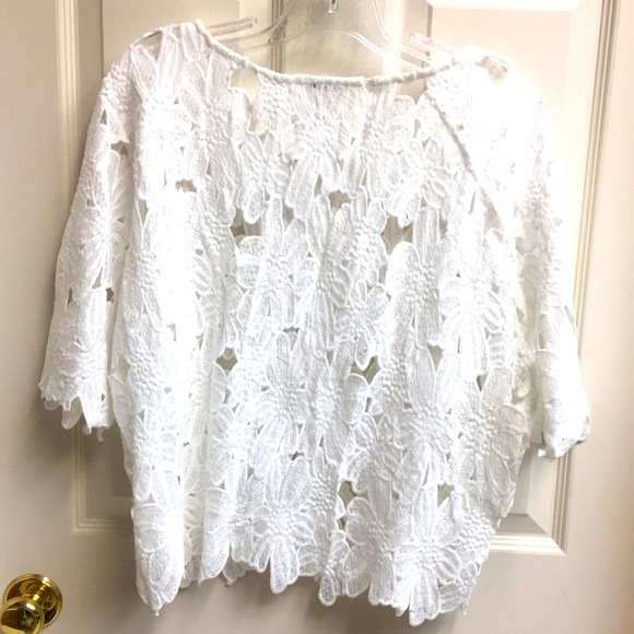 ‘NWT’ FLORAL CUT-OUT WHITE TOP - Picture 2 of 8